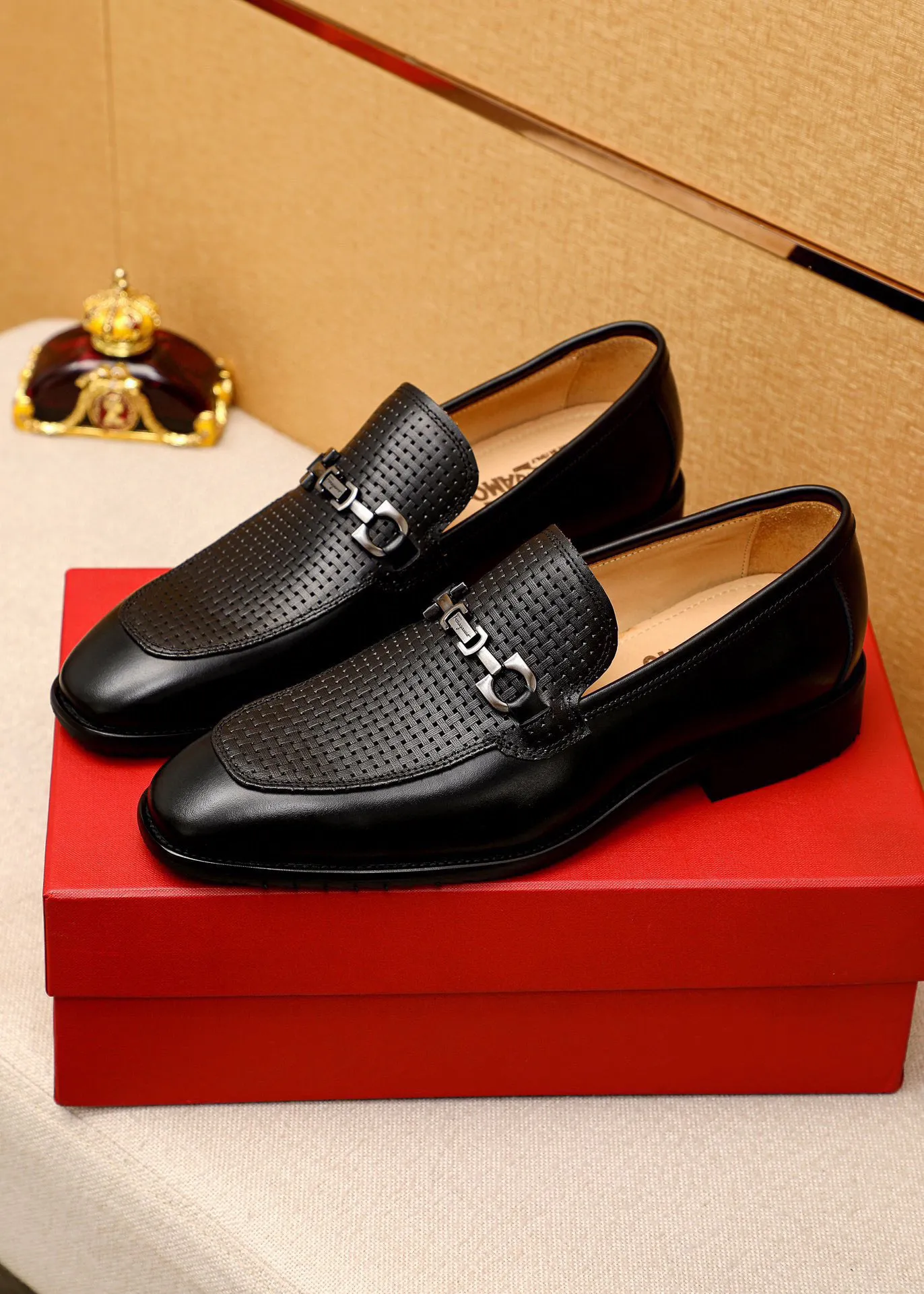 Men's shoes 💰460 💐 Product trademark: Ferragamo "Ferragamo" casual leather shoes Regular size: 38-44 (custom-made for 45🉑️) Product materials: Selected imported first-layer calfskin embossed upper + original hardware buckle, imported water-dyed cowhide leather lining. Strong three-dimensional visual effect, combined outsole Color: 2⃣️colors available